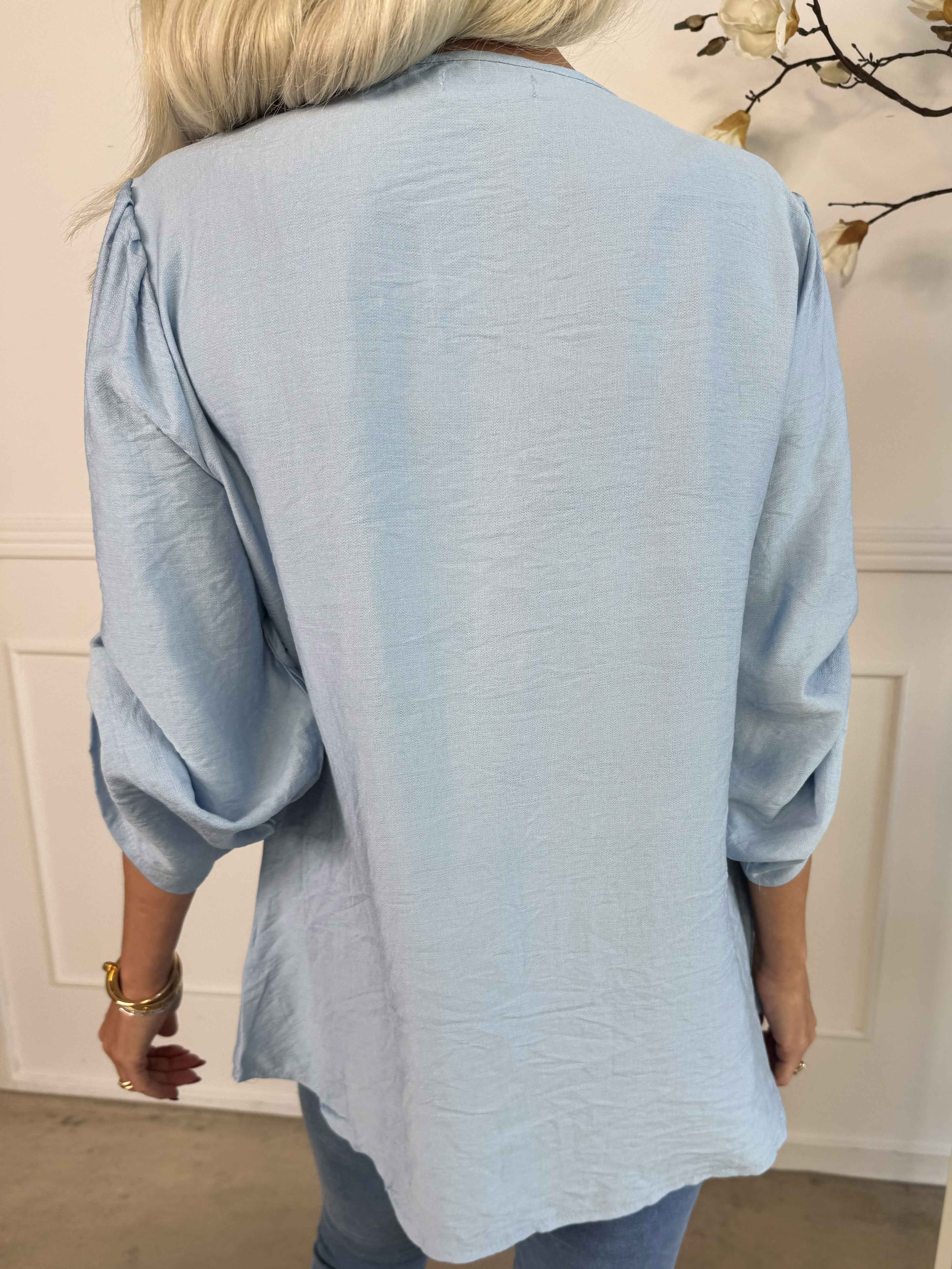 Gina - Bomullsblus med detaljerad v-ringning